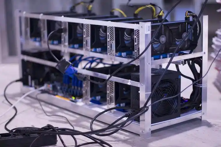 High-performance mining rig equipped with liquid cooling tubes